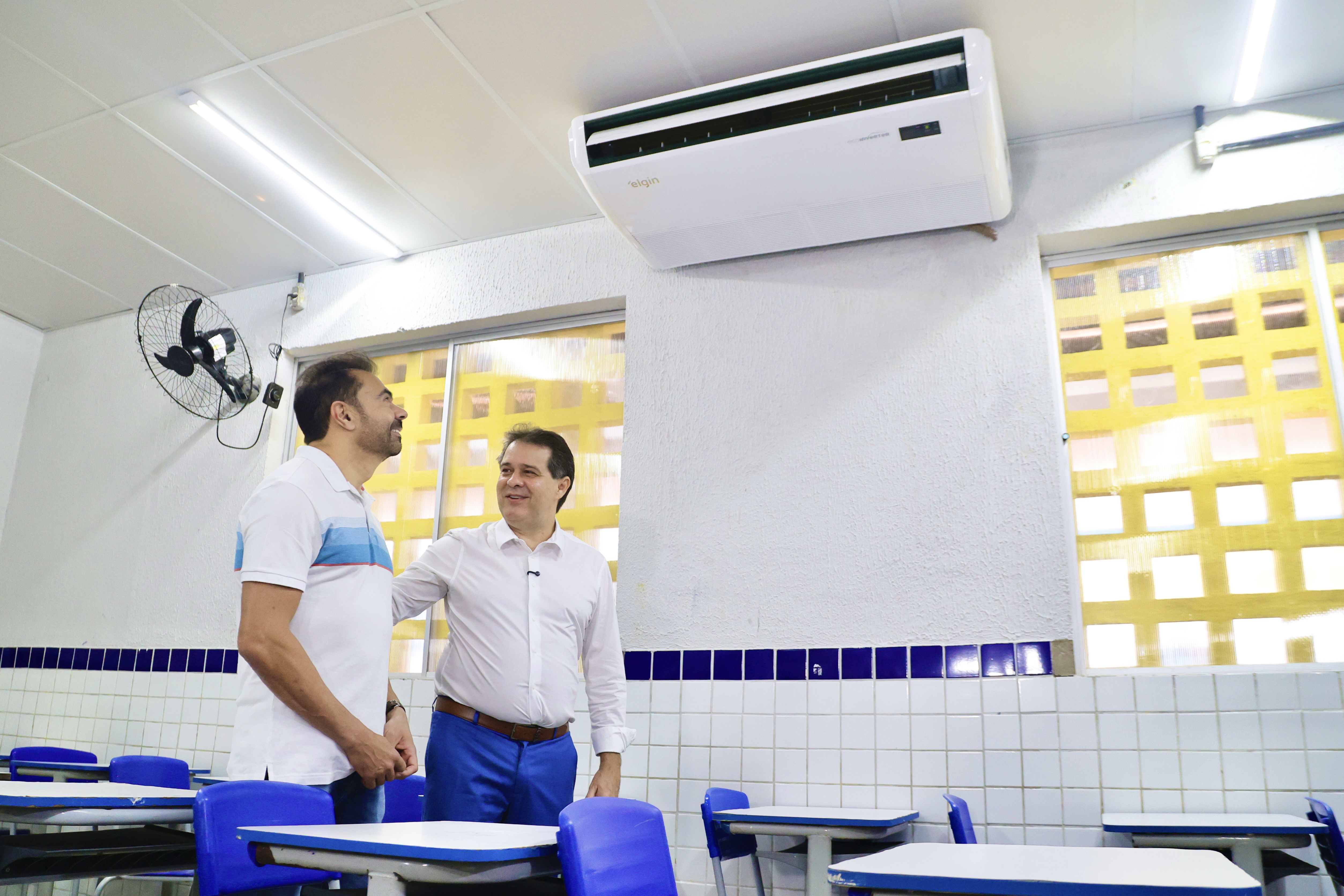 prefeito evandro e secretário idilvan na frente do ar condicionado da sala de aula